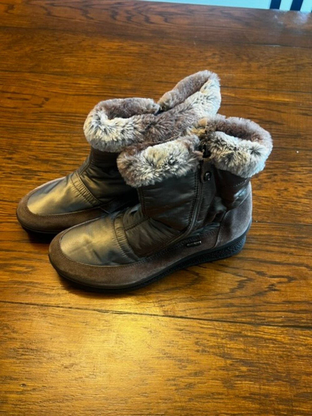 Women's New w/tag Sierra Brown Leather Boot, Size 7. Faux fur, Side Zip, So Cute